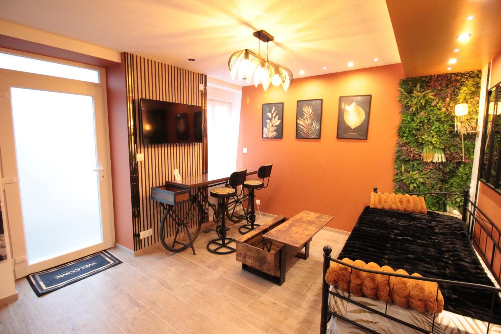 Luxury Studio, Rez De Chaussee, Parking Prive Video Surveillance, Canape Haute Qualite Convertible Couchage 2 Personnes, Centre Ville Proche, Restaurant, Boulangerie 2 Minutes A Pied, Terrasse - 800Metre Carre De Terrain - Gere Par Presta-Zen'Service Verdun-sur-Meuse Dış mekan fotoğraf