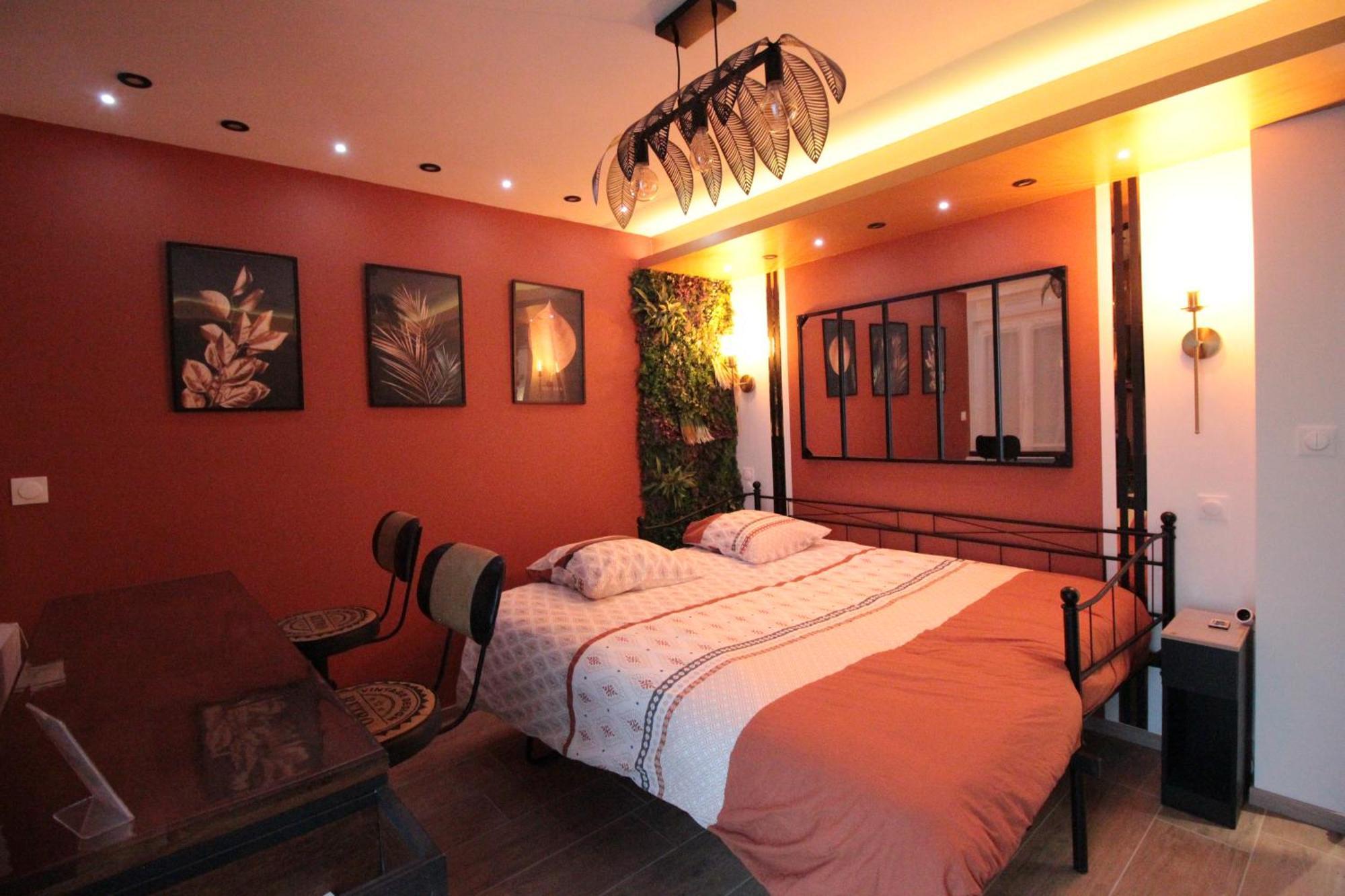 Luxury Studio, Rez De Chaussee, Parking Prive Video Surveillance, Canape Haute Qualite Convertible Couchage 2 Personnes, Centre Ville Proche, Restaurant, Boulangerie 2 Minutes A Pied, Terrasse - 800Metre Carre De Terrain - Gere Par Presta-Zen'Service Verdun-sur-Meuse Dış mekan fotoğraf